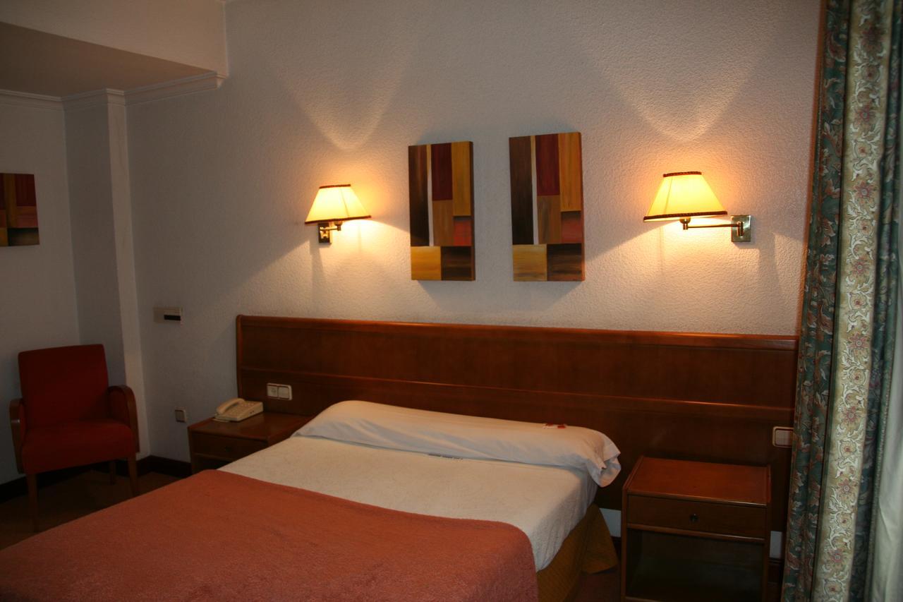Hostal Gran Via Vigo Bagian luar foto