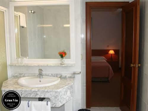 Hostal Gran Via Vigo Bagian luar foto