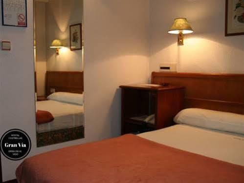 Hostal Gran Via Vigo Bagian luar foto